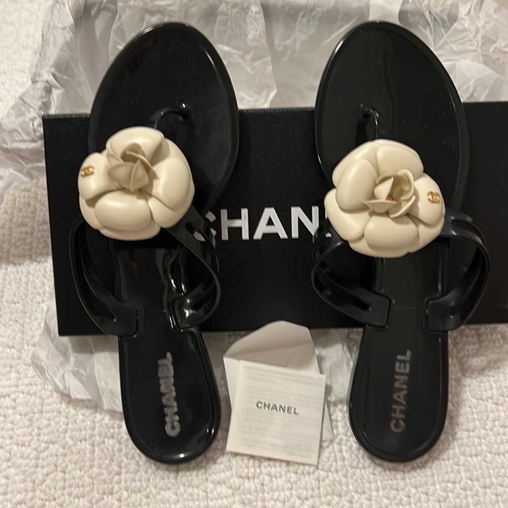 Chanel Jelly Camellia Thong Sandals / Black and Ivory